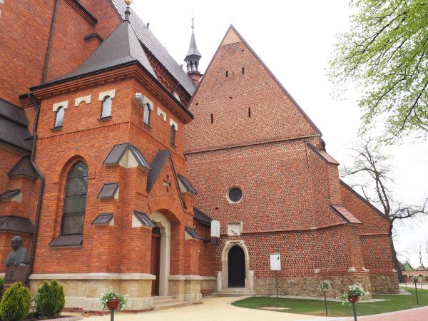 po prawej : kościół pw. Marii Magdaleny, z innej cegły po lewej kościół pw. św. Stanisława Biskupa Męczennika, w latach 1911 -14  połączono obie te świątynie.