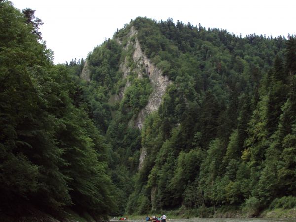 Przełom "Na Lochu", spływ Dunajcem - atrakcja Pienińskiego Parku Narodowego. Na przestrzeni 8 km dolina rzeki tworzy siedem malowniczych pętli wśród pionowych s