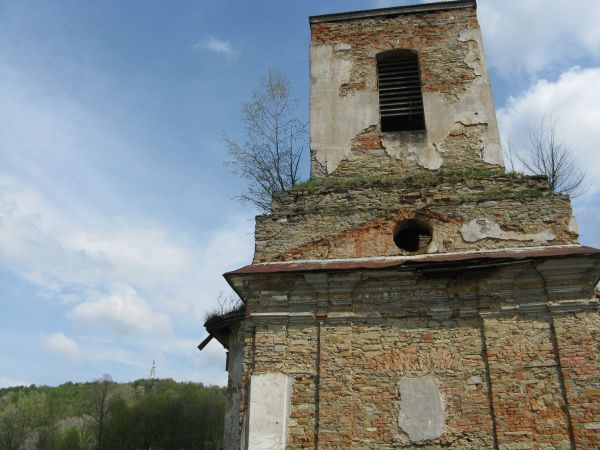 wieża - tu nad wejściem do cerkwi, zabezpieczona ruina. Hen przekaźnik na g. Makówka - a z niej odsłonięte wschodnie zbocze z piękną panoramą na Dolinę Sanu i m