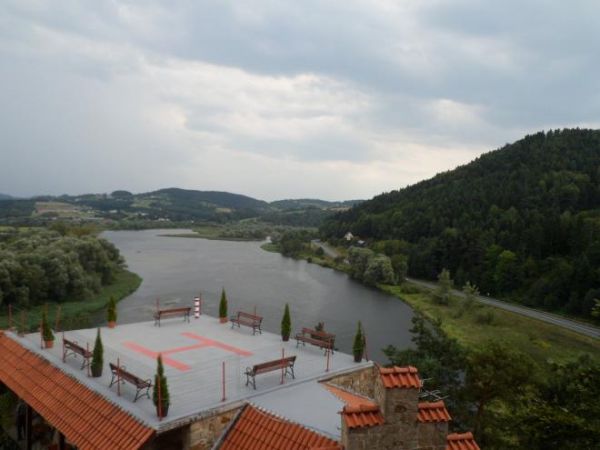 widok z wieży zamkowej - n/z lądowisko dla helikoptera - w rekonstrukcję zamku zaangażowana jest firma dysponująca m.in. ofertą najmu helikopterów.