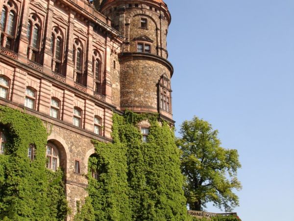 Zamek Książ - wybudowany w latach 1288-1292 przez księcia świdnicko-jaworskiego Bolka I Surowego . Od 1509 r. jako zastaw, a od 1605 r. wykupiony i wlasnosc dzi