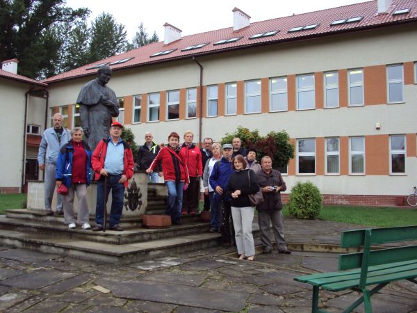 przy pomniku papieża Karola Wojtyły - JP II na terenie przyszkolnym. Pomnik był odsłonięty 16 października 2004 roku.