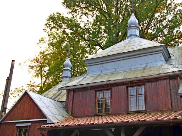 Dawna drewniana cerkiew greckokatolicka pw. Opieki Najświętszej Maryi Panny (od 1979 roku kościół rzymskokatolicki pw. Najświętszego Serca Pana Jezusa), wzniesi