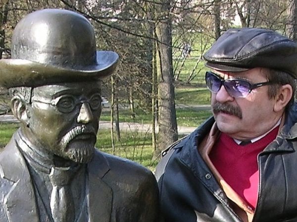 Spotkanie pokoleń w parku.