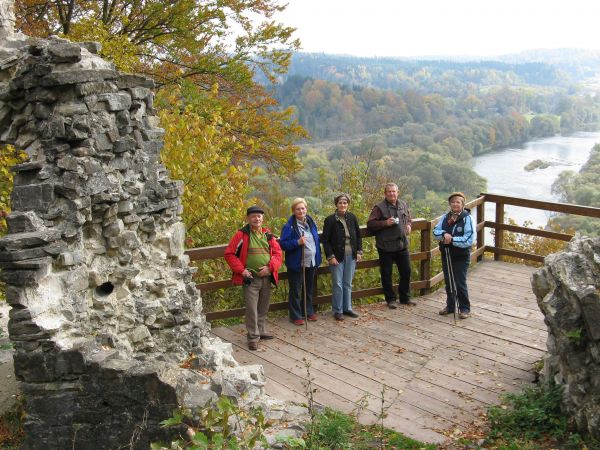 na tarasie widokowym zamku Sobień, w dole rzeka San. Każdy rodzaj aktywności buduje naszą siłę...!