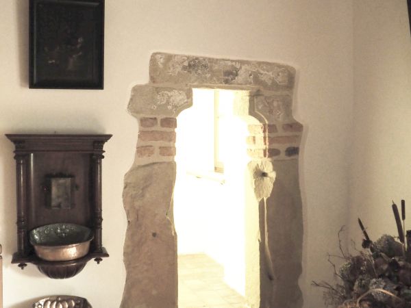 wejście do latryny - tak to się nazywało - ujęte kamiennym gotyckim portalikiem zamkniętym łukiem trójlistnym ściętym.