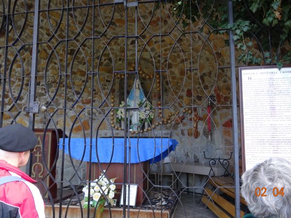 przy kaplicy - nad / przy źródełku.