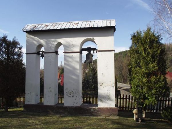 dzwonnica przy cerkwi - murowana, parawanowa. Po prawej n/z widać drogę,  prowadzi do mm. Łodyna i Dźwiniacz Dolny - zapraszam tam do galerii i opisów.