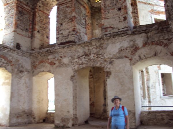 Manierystyczny pałac z wewnętrznym dziedzińcem na planie elipsy, otoczony bocznymi skrzydłami i otwierającym się na dziedziniec wjazdowy. Budowla wznosi się wew