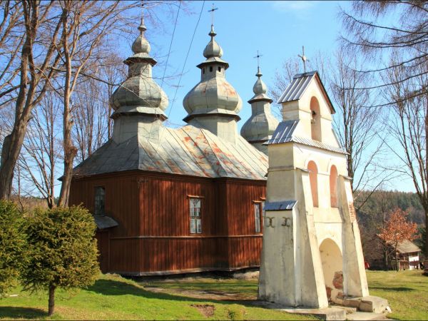 Drewniana greckokatolicka cerkiew parafialna św. Dymitra w Jaworniku Ruskim . Cerkiew zbudowana w 1882 r. w miejsce starszej cerkwi pod tym samym wezwaniem, ist