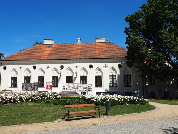 Oficyna dworska - w jej salach ekspozycje muzealne poświęcone historii Rodu Krasińskich, ordynacji opinogórskiej, epoce napoleońskiej oraz wystawy czasowe. W cz