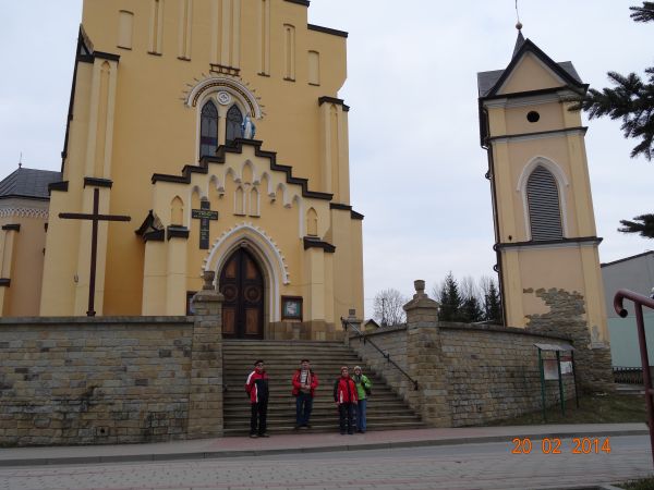 w przerwie murów - schody przed wejściem do kościoła.