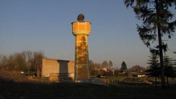 Wieża ciśnień przy pałacu - charakterystyczne miejsce Rymania