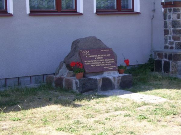 Nowo odsłonięty obelisk.