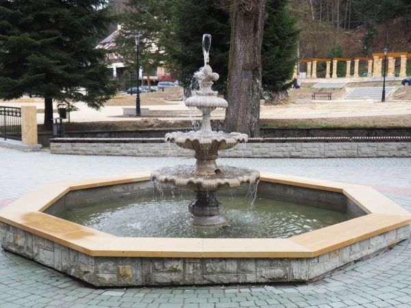 Plac Dietla - tam na środku do niedawna XIX wieczny wodotrysk, Władysław Bełza - poeta i pisarz /jego obelisk z 1905r. przy skoczniach narciarskich w dolinie "N