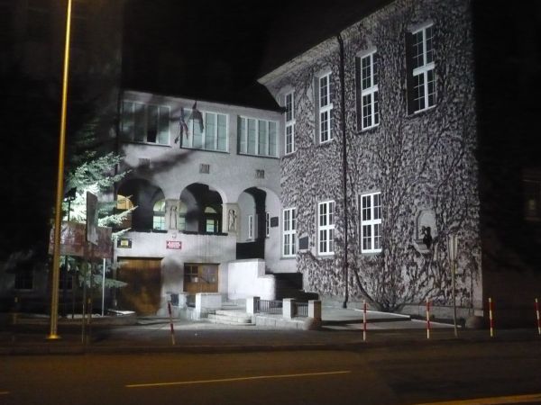 Wieczorne  zdjęcie  głównego   wejścia  dawnego   Liceum  Żeńskiego.