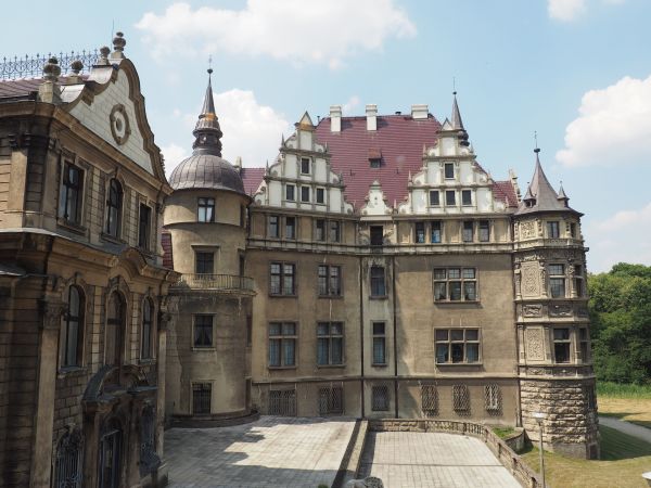 zamkowy taras reprezentacyjny - przejście do parku przy fontannach, tu często sesje fotograficzne nowożeńców.