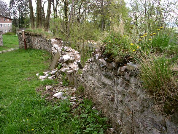 Mur otaczający kaplice nagrobną z 1527 r.