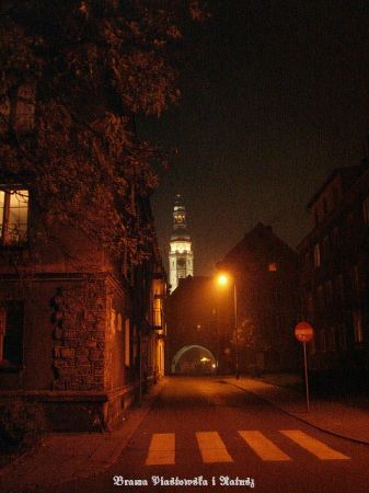 Z ul. Kutuzowa w kierunku Rynku (Brama Piastowska i Ratusz)