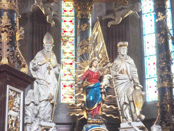 w ołtarzu głównym Katedry Świdnickiej : ponad tabernakulum figura Najświętszej Marii Panny, Królowej Wszechświata - otoczona promieniami, obok zaś patroni kated