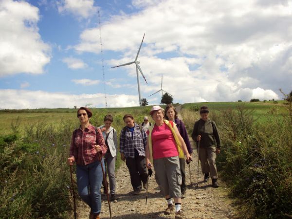 z pasma Żurawinki - ponad 650m npm - schodzimy, tam farma wiatrowa i przekaźnik mocy internetowych.
