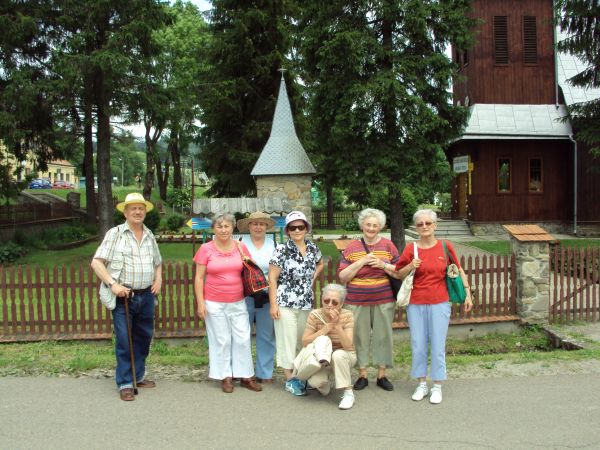 W ostatnich latach z inicjatywy proboszczów i parafian dobudowano wieżę kościelną, postawiono kamienną kapliczkę i wymieniono ogrodzenie. Zdjęcie: przed /obok/