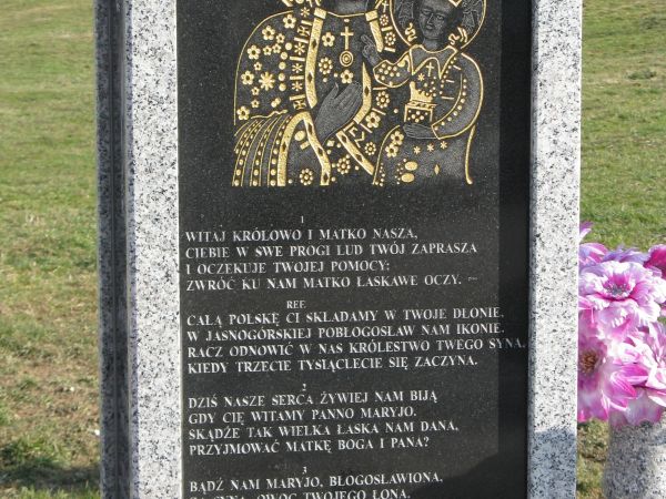 kapliczka przydrożna, współczesna, - o ubogaconej formie i wotywie.