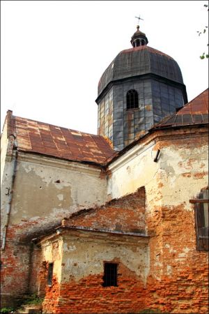 Murowana cerkiew greckokatolicka pw. św. Onufrego z 1809 roku, od 1947 r. nieużytkowana.