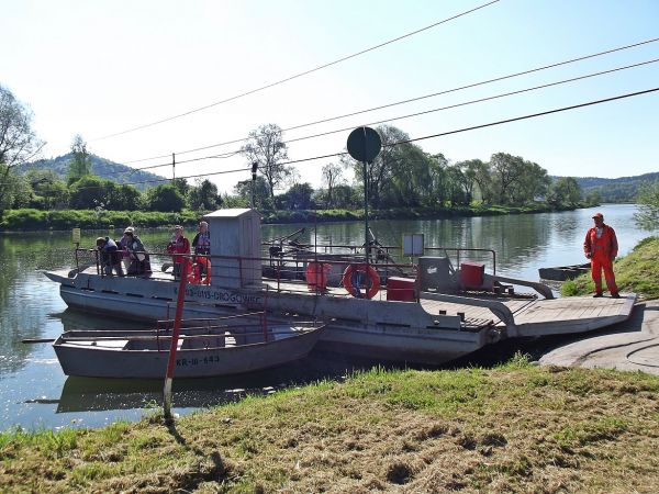 przeprawa promowa przez rzekę San - łączy wsie Krzemienna i Jabłonica Ruska.