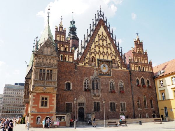 Ratusz - jeden z najpiękniejszych w Polsce zabytków architektury mieszczańskiej. Na fasadzie wyróżnia się kwadratowa tarcza zegara astronomicznego ze wskazówką