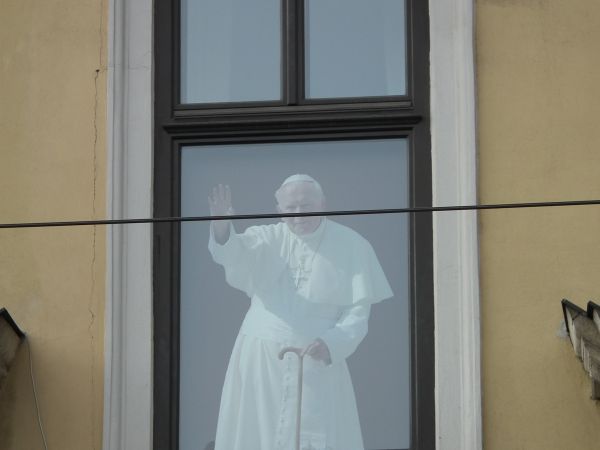 Słynne okno papieskie na ul. Franciszkańskiej