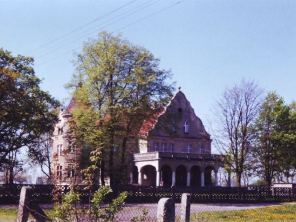 Zabytkowy pałac w Nowoszycach