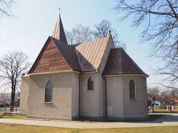 kościółek - widok z zewnątrz od strony prezbiterium.