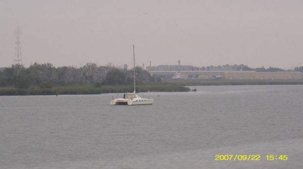 Katamaran wchodzi do portu