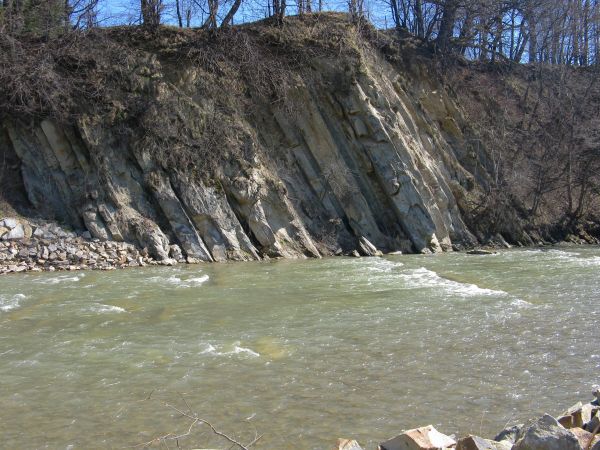 "Progi skalne na Hoczewce" - pomnik przyrody. Urokliwy flisz karpacki - prawy brzeg rzeki. O każdej porze roku jest tu niezwykle malowniczo! Jadąc z m. Lesko /j