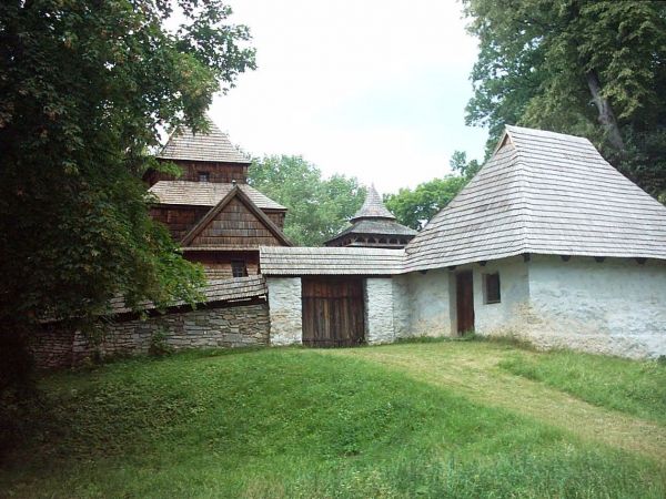 Unikatowy drewniany zespół cerkiewny o charakterze obronnym z XVI wieku , p.w. Św. Paraskewy . Na pierwszym planie domek Diaka.