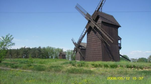 Trzy wiatraki od frontu