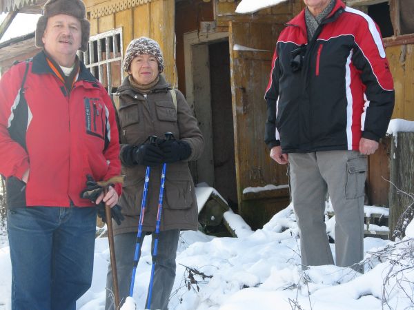 przed domem Królikowskich - zagroda opuszczona, warto poczytać - poznać historię tego miejsca ! - opisy zdjęć. Uwaga - nie należy wchodzić do obiektów, postępuj
