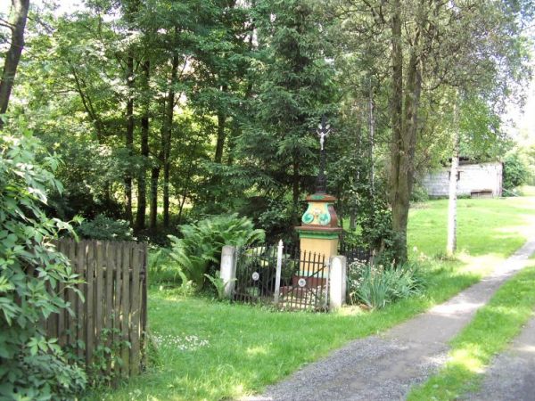 Kapliczka przy domostwie w Pławnej Dolnrj.