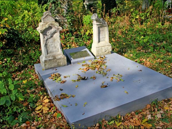 Murowana cerkiew p.w. Opieki NMP . Zbudowana w 1913 r. Wewnątrz cenna polichromia. W latach 1947-71 - magazyn. Obecnie opuszczona i zaniedbana. Zaniedbany cment