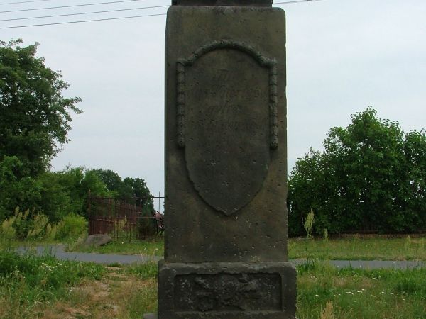 Zabytek przed kościołem