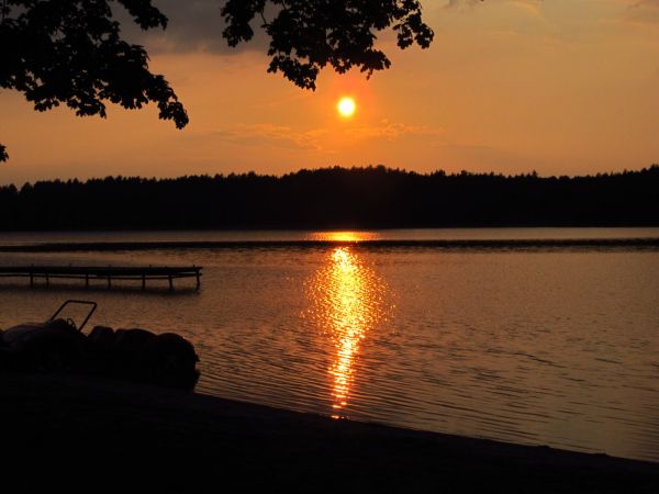 Zachód słońca nad jeziorem