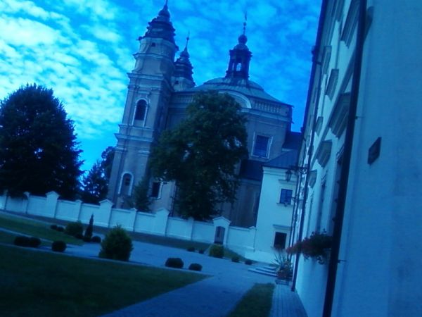 Widok na póżnobarokowy  kościół