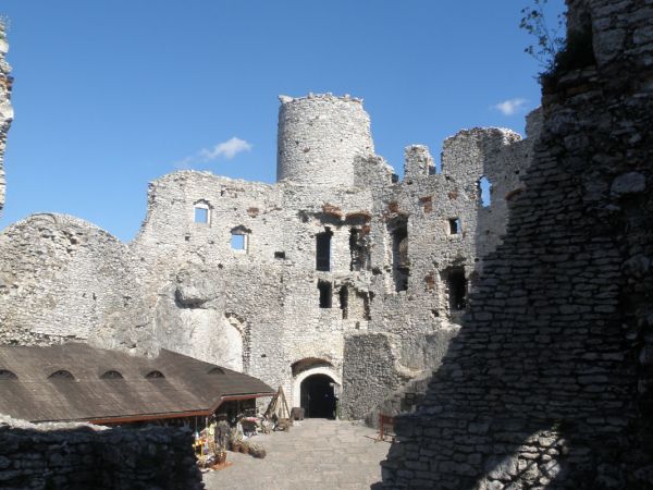 ZAMEK  OGRODZIENIEC  znajduje się w osadzie  Podzamcze , około 2 km na wschód od miejscowosci  Ogrodzieniec.