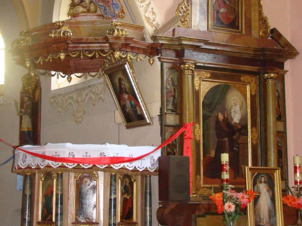 Ołtarz boczny prawy w kościele św. Bartłomieja.