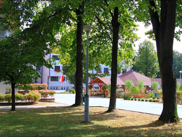 Klasztor Saletynów i Sanktuarium Matki Bożej z La Salette - Płaczącej  w Dębowcu  .  W kościele ukoronowana jest Matka Boża Saletyńska, która spełnia prośby lud