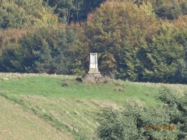 kaplica grobowa Zygmunta Grotowskiego, zmarł w 1899r. podkomorzy, rotmistrz - był Panem na "Chmurówkach" a życzeniem jego było, by z miejsca pochówku "miał bacz