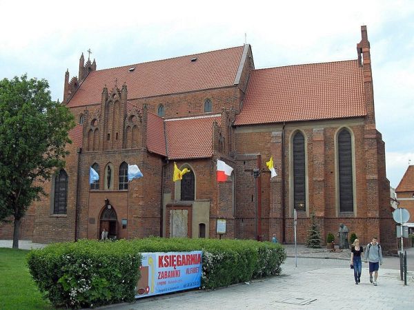 Kościół św. Mateusza w całości na zdjęciu