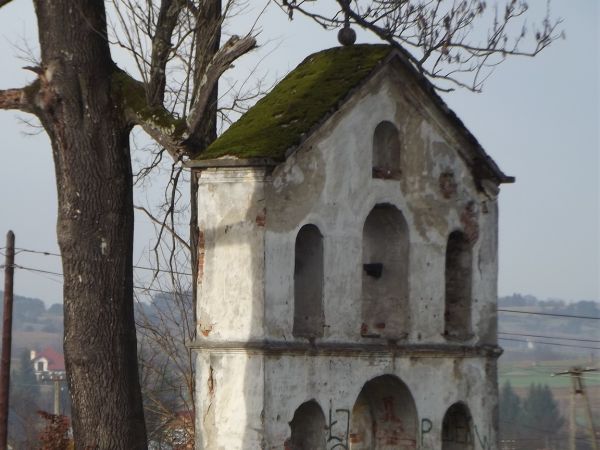 był zespół cerkiewny : cerkiew a w jej bliskości / otoczeniu cmentarz i jest - dla wyznawców obu obrządków - chociaż z osobnymi sektorami - no i dzwonnica pozos