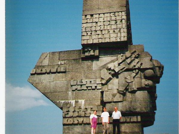 przed: pomnikiem Bohaterów Westerplatte.